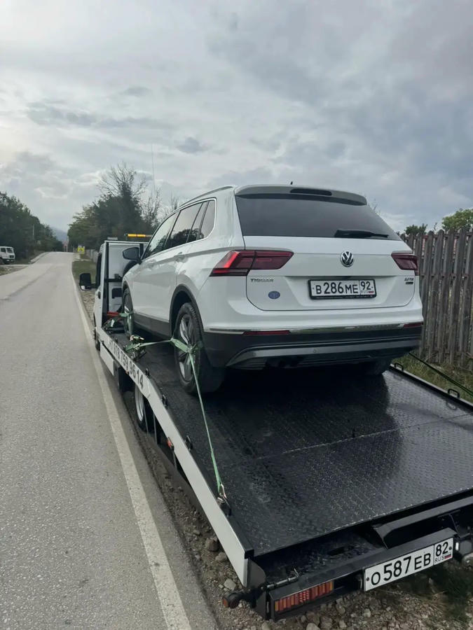 Эвакуатор в Зеленограде достаёт авто из снега зимой